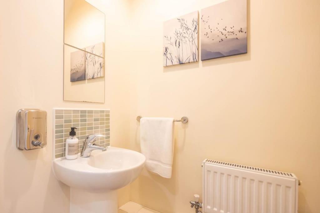 The Wellness Lodge- Gym, Table Tennis, Cinema, Parking And More! Bath Buitenkant foto