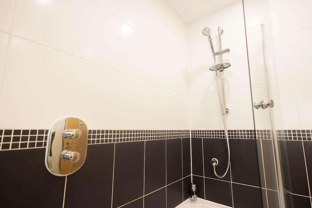 The Wellness Lodge- Gym, Table Tennis, Cinema, Parking And More! Bath Buitenkant foto